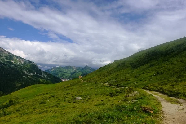 Sendero Senderismo Paisaje Montaña Verde Mientras Que Senderismo Austria — Foto de Stock