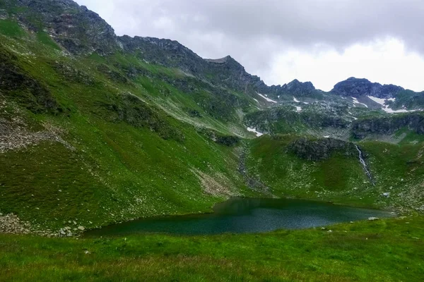 Pequeño Lago Montaña Hermosa Medio Montañas Verdes Vacaciones —  Fotos de Stock