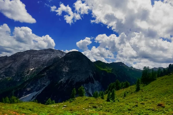 Muchas Nubes Blancas Cielo Azul Mientras Caminaba Las Montañas Austria —  Fotos de Stock