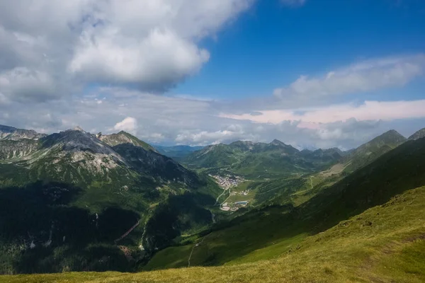 Paesaggio Montano Con Vista Villaggio Nella Valle Durante Escursioni — Foto Stock