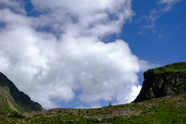 Montaña Con Muchas Rocas Nubes Blancas Cielo Azul Austria —  Fotos de Stock