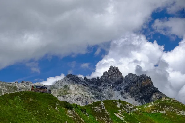 Rotsachtige Bergen Een Huis Groene Heuvels Met Prachtig Uitzicht Hemel — Stockfoto