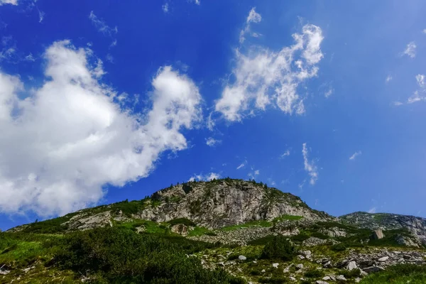 Які Білі Хмари Блакитному Небі Під Час Походу Гори Влітку — стокове фото