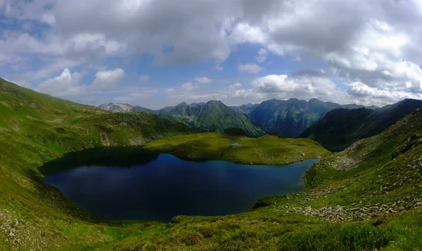 Wspaniałe Głębokie Niebieskie Jezioro Górskie Zielonej Dolinie Górach Widok Panoramy — Zdjęcie stockowe