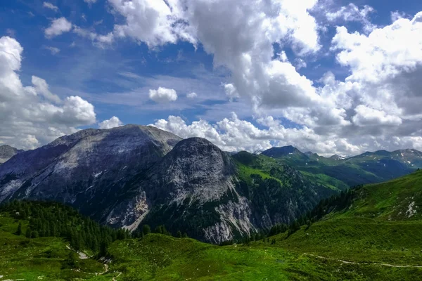 Yazın Gökyüzünde Yeşil Çayırları Bulutları Olan Harika Yüksek Dağlar — Stok fotoğraf