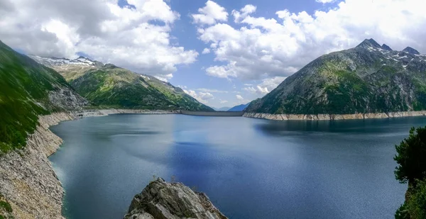 Paisagem Maravilhosa Nas Montanhas Com Lago Uma Usina Hidrelétrica Com — Fotografia de Stock
