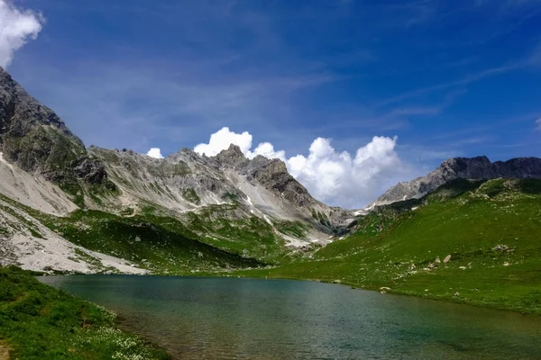 Prachtige Bergvallei Met Een Meer Blauwe Lucht Oostenrijk — Stockfoto