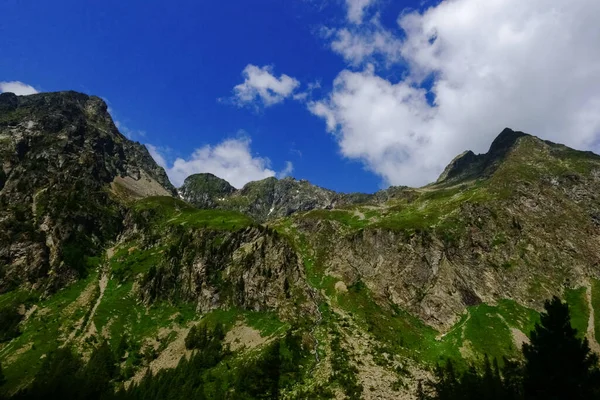 Прекрасні Гори Блакитним Небом Хмарами Влітку Автостраді — стокове фото