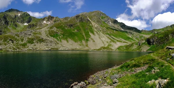 Wunderschönes Panorama Von Einem Bergsee Und Den Bergen Sommer Urlaub — Stockfoto
