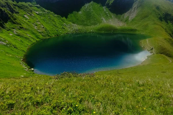 美丽的圆形深蓝色山湖 位于青山中间 — 图库照片