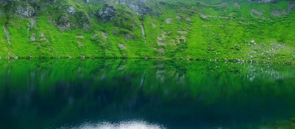 산속의 파노라마 호수에 언덕에서 반사되는 아름다운 — 스톡 사진