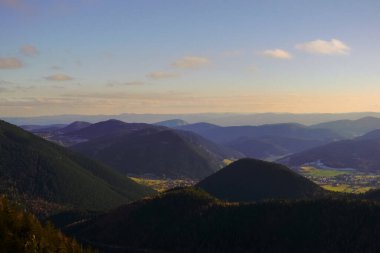 harika yeşil dağlar ve tepeler vadide mavi gökyüzü ile yürürken