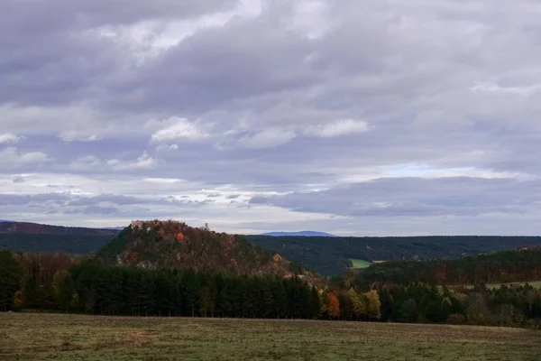 Gammalt Slott Ett Berg Med Färgglada Träd Ett Landskap Hösten — Stockfoto