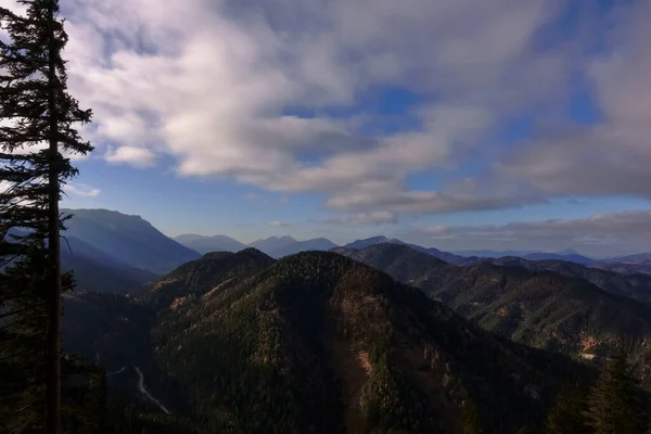 柔らかな緑の丘と空に雲のある山の素晴らしい風景 — ストック写真