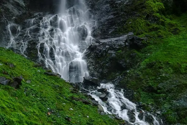 Erstaunliche Wasserfall Mit Vielen Stufen Mit Vielen Felsen Und Grünen — Stockfoto
