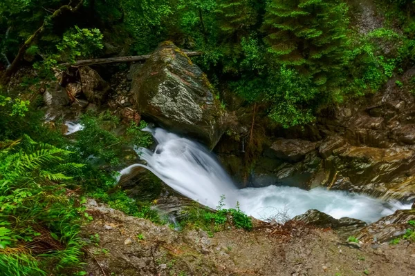 Kleiner Wasserfall Mit Einem Riesigen Felsen Einer Schlucht Beim Wandern — Stockfoto
