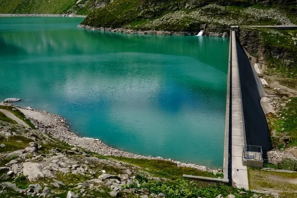 Φράγμα Τοίχο Και Υπέροχο Πράσινο Νερό Από Μια Δεξαμενή Νερού — Φωτογραφία Αρχείου