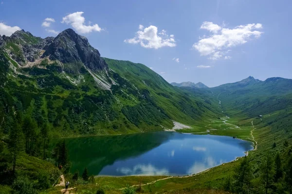 Lago Montagna Blu Profondo Paesaggio Meraviglioso Verde Estate Vacanza — Foto Stock