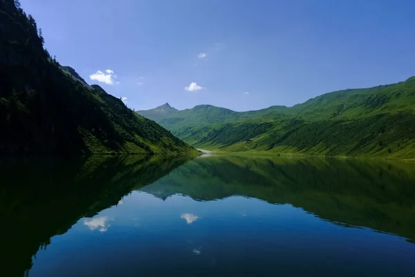 산속의 하이킹을 하면서 경치에서 찬란하게 반사되는 아름다운 — 스톡 사진