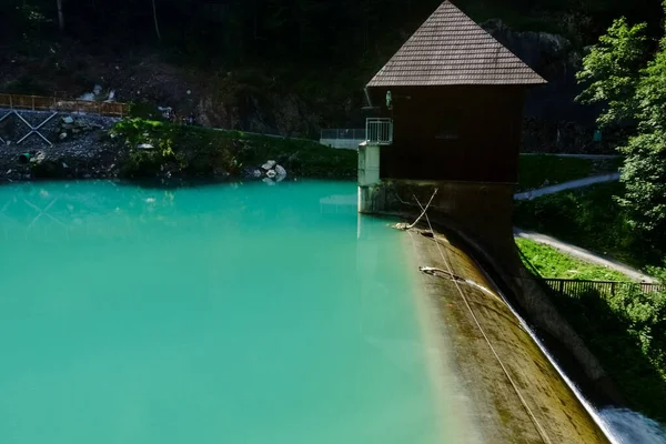 Muralla Presa Con Una Casa Lago Con Agua Verde Turquesa — Foto de Stock