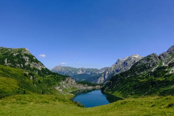 Magnifique Lac Bleu Profond Dans Paysage Montagne Avec Ciel Bleu — Photo