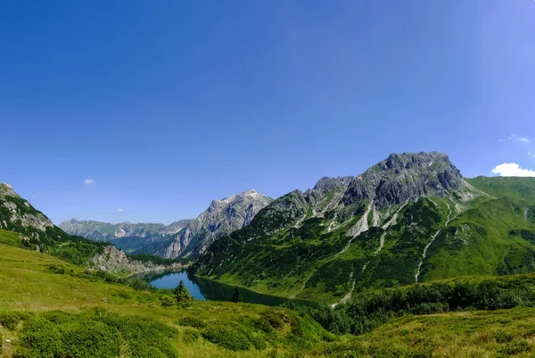 Wunderschöner Tiefblauer See Einer Berglandschaft Mit Blauem Himmelspanorama — Stockfoto