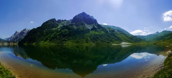 空のパノラマビューを望む山の湖の中の豪華な反射 — ストック写真