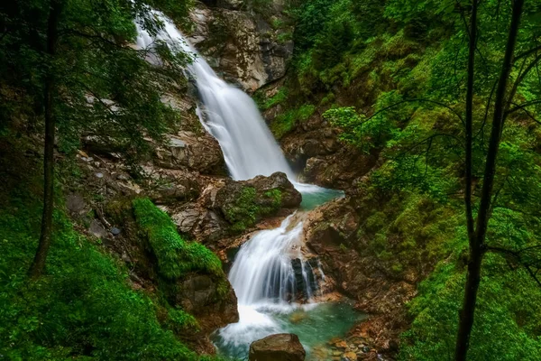 Мягкий Водопад Над Ступенями Скал Зеленой Природе Летом — стоковое фото