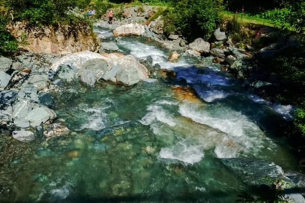 Clear Rushing Water Mountain Creek Hikers Summer Vacation — Stock Photo, Image