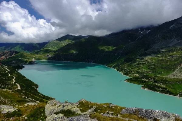 Wunderschöner Wasserspeicher Mit Türkisfarbenem Wasserblick Von Oben Beim Wandern — Stockfoto