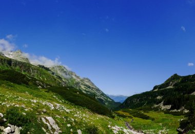 Mavi gökyüzü manzaralı bir dağ vadisine muhteşem bir manzara.