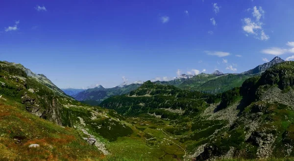 Gorgeous Green Nature Mountain Valley Vacation Panorama View — Stock Photo, Image