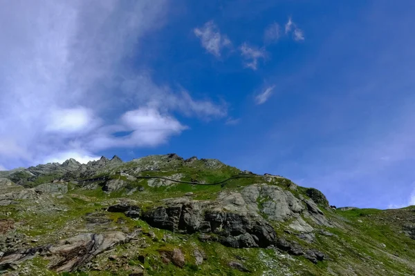 Strada Sinuosa Una Montagna Rocciosa Con Cielo Azzurro Estate Vacanza — Foto Stock
