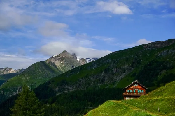 Bunte Berghütte Grünen Bergen Beim Wandern Urlaub — Stockfoto