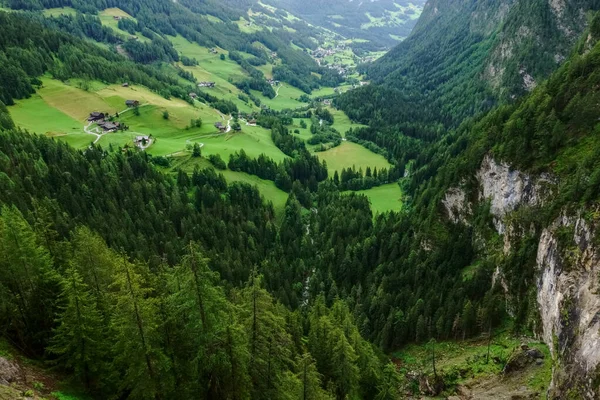 Uitzicht Een Groene Vallei Met Huizen Tijdens Een Wandeling Bergen — Stockfoto