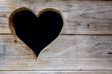 Doğadaki bir dağ tuvaletinin ahşap tahtalarındaki kalp.