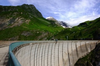 Avustralya dağlarındaki bir hidroelektrik santralinin yüksek duvarı