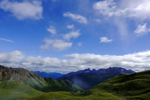 Yaz Tatilinde Gökyüzünde Beyaz Bulutlu Yeşil Tepeler Dağlar — Stok fotoğraf