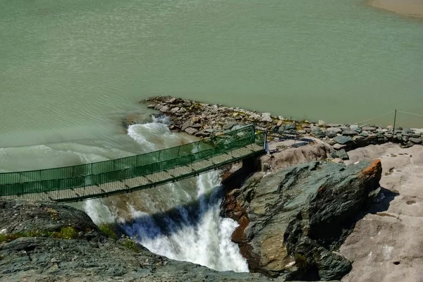 Lago Verde Uma Ponte Sobre Dreno Com Alto Curent Áustria — Fotografia de Stock