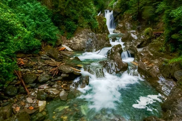 Yazın Şelaleli Bir Dağ Deresinde Yeşil Berrak — Stok fotoğraf