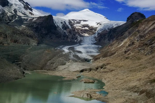Παγετώνας Από Βουνό Χιόνι Και Θέα Στη Λίμνη — Φωτογραφία Αρχείου