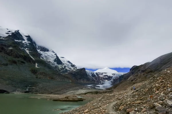 假日徒步旅行时浓密的白云和雪山 — 图库照片