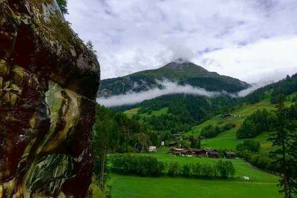 ハイキング中に空に霧と雨の雲がある緑の山 — ストック写真