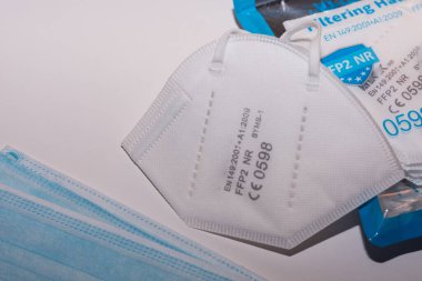 farklı maskeler ve beyaz FFP2 veya KN95 maskeli makro görünüm