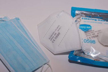 açık gri arkaplanda farklı maskeler ve beyaz FFP2 veya KN95 maske detay görünümü