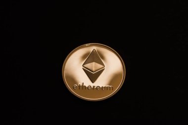 Siyah arka planda kripto parasından parlayan altın eter para