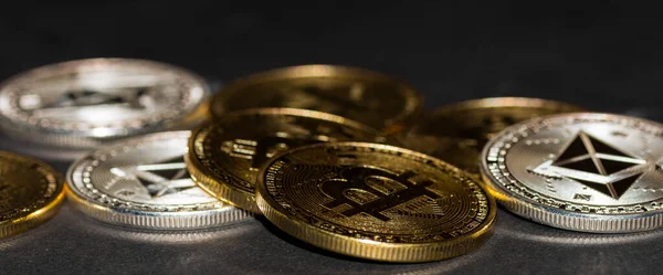 Bitcoin Oro Monete Argento Etere Criptovaluta Sulla Vista Panoramica Nera — Foto Stock