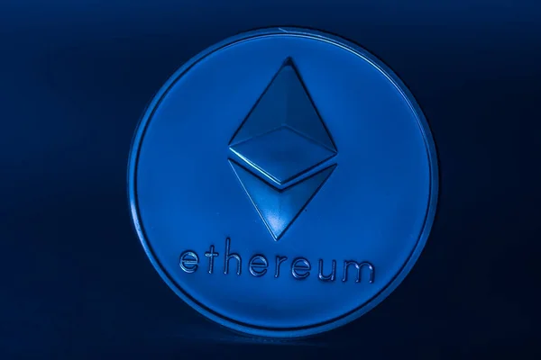 Ασημένιο Κέρμα Αιθέρα Από Ethereum Μαύρο Μεγάλη Προβολή Μπλε Φόντο — Φωτογραφία Αρχείου