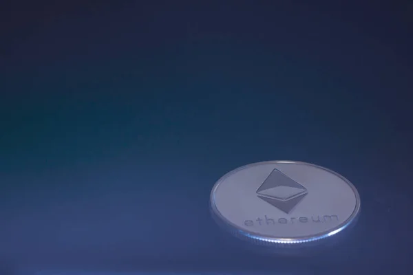 빛나는 Ehter Coin Cryptocurrency Blue Background — 스톡 사진