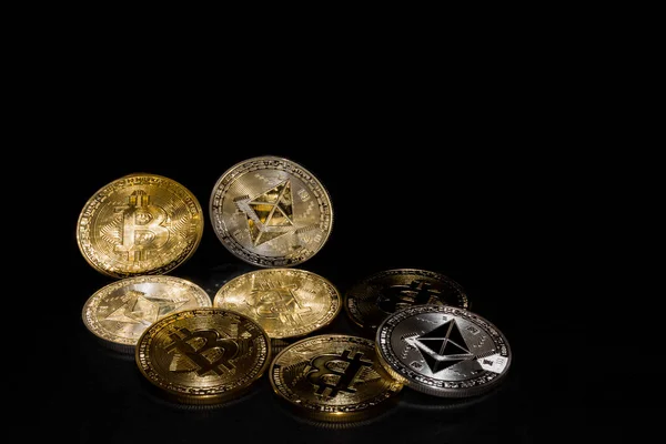 Molte Monete Oro Bitcoin Argento Etere Criptovaluta Sfondo Nero — Foto Stock